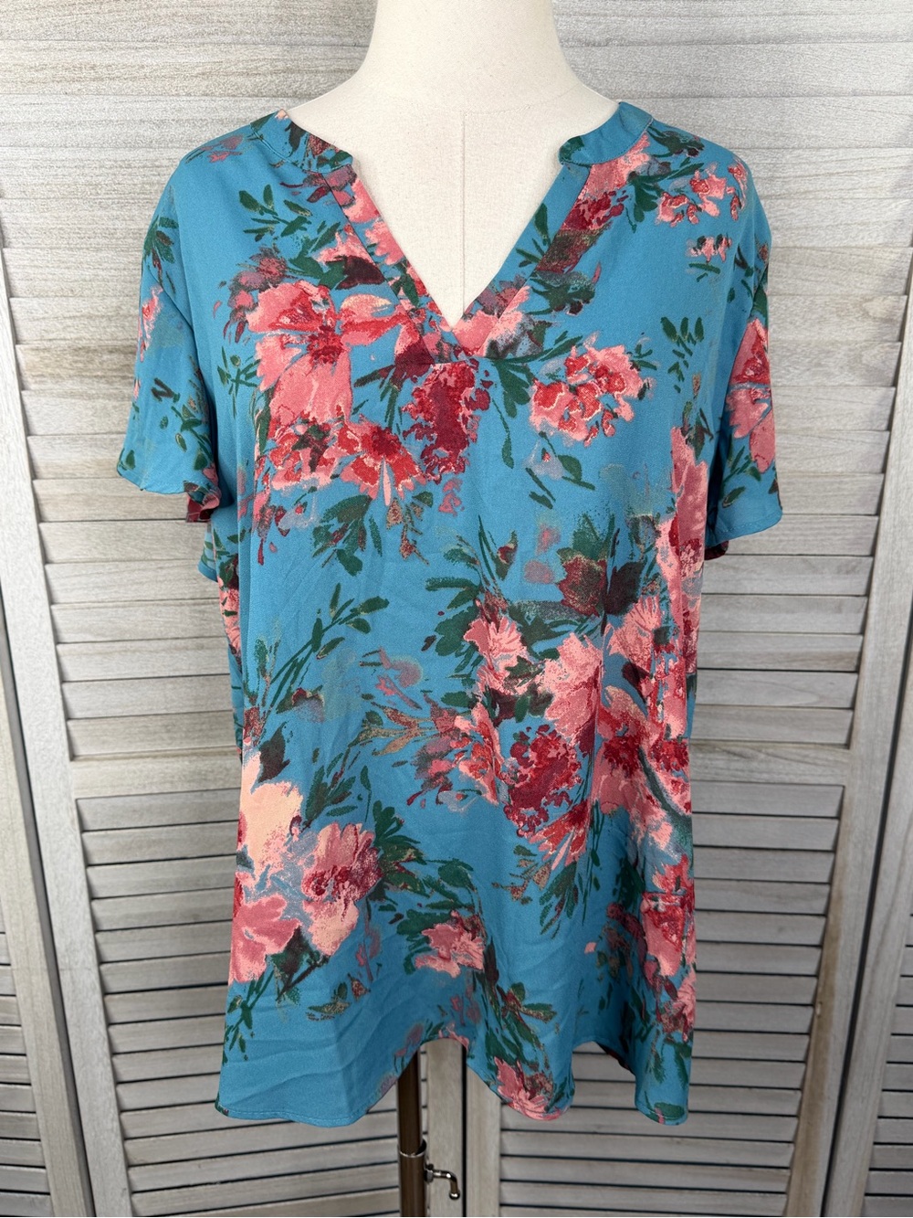 MAURICES Blue Flutter Sleeve Floral Print Blouse with Open V Neckline-XXL